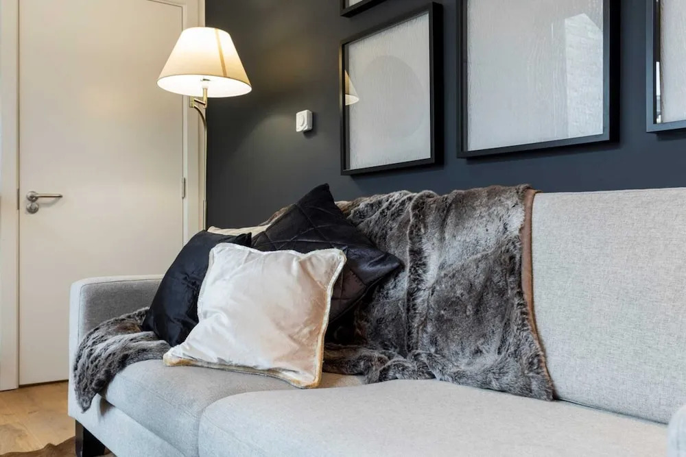Modern & Designed 2 bed Penthouse Apt Sleeps Five