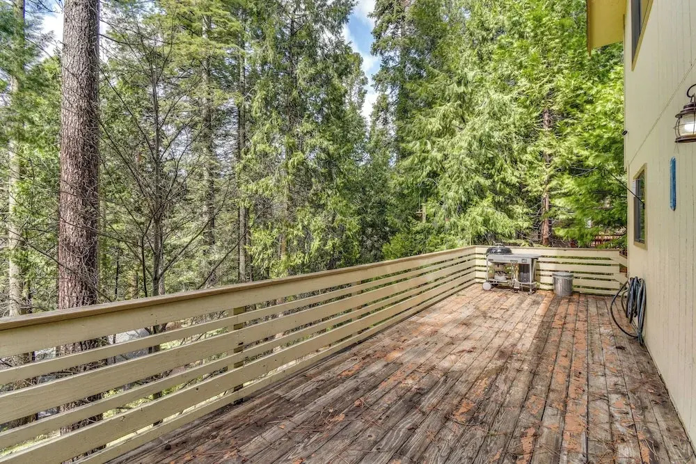 2 Mi to Mi-Wuk Village: Cabin w/ Large Deck
