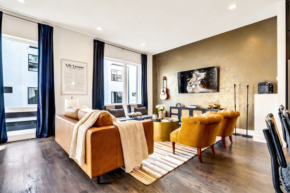 Luxury Stay With Rooftop Views in Prime Location