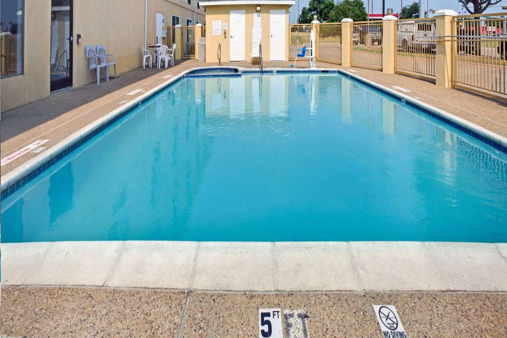 Days Inn by Wyndham Dallas Garland West