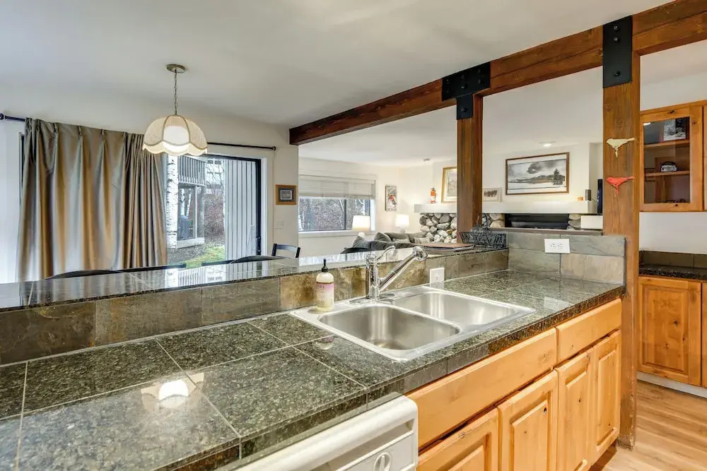 Ketchum Condo w/ Deck < 1 Mi to Sun Valley Resort!