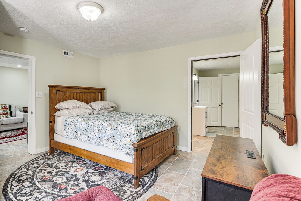 Near Bruce's Field, Downtown & Hospital! Cozy Unit