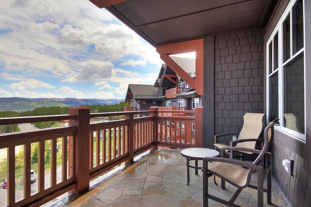 Luxury One Bedroom  At Base Of Peak 8! Condo by RedAwning