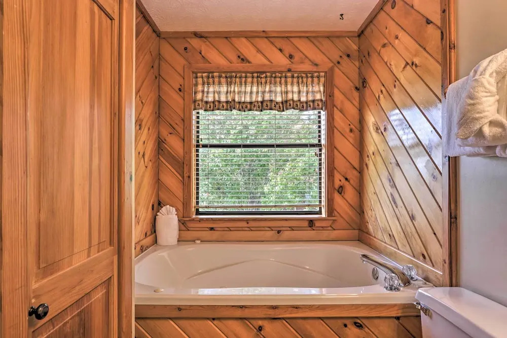 Smoky Mountain Retreat w/ Hot Tub, Arcade Games