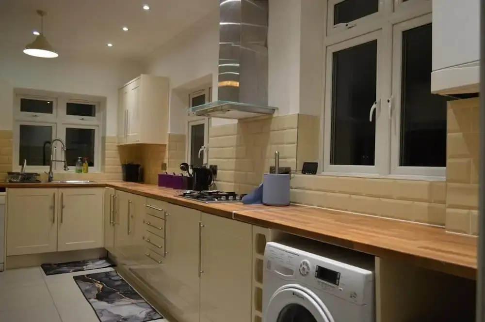 Harrow/sleeps10/privategarden/3br/freeparking/wifi