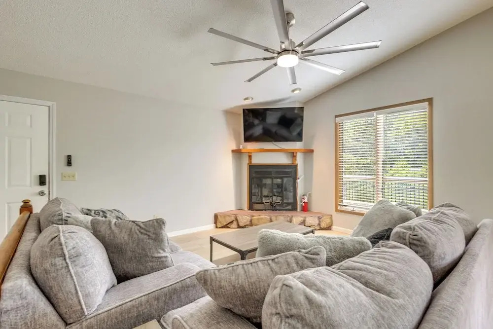Lakefront Family Home 13 Mi From Gateway Arch!