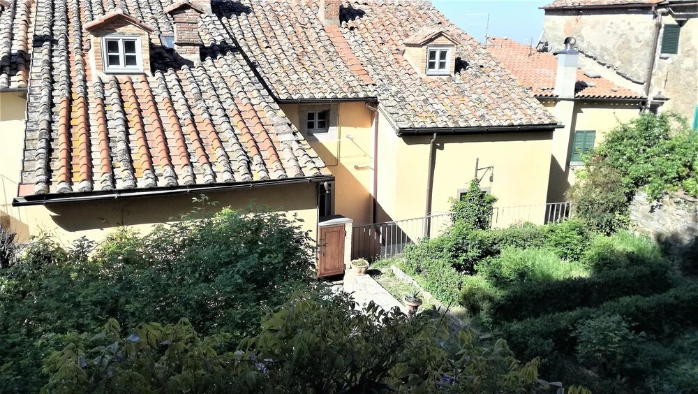 House with private garden, in Cortona's town centre