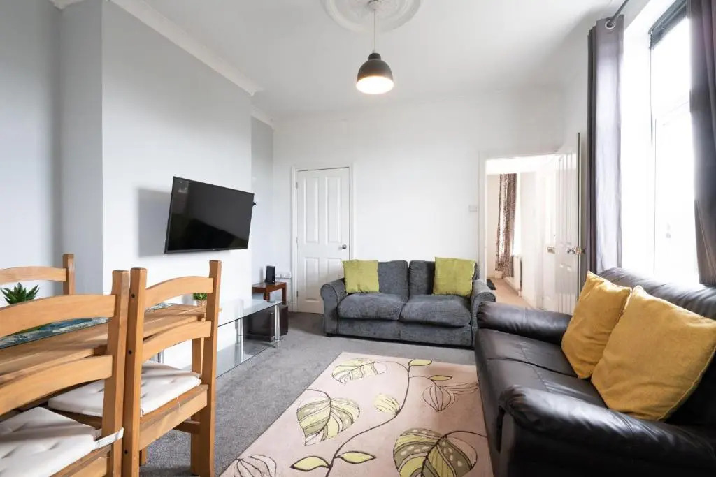 Spacious 4BR, Parking, Near Centre, Accommodates 7