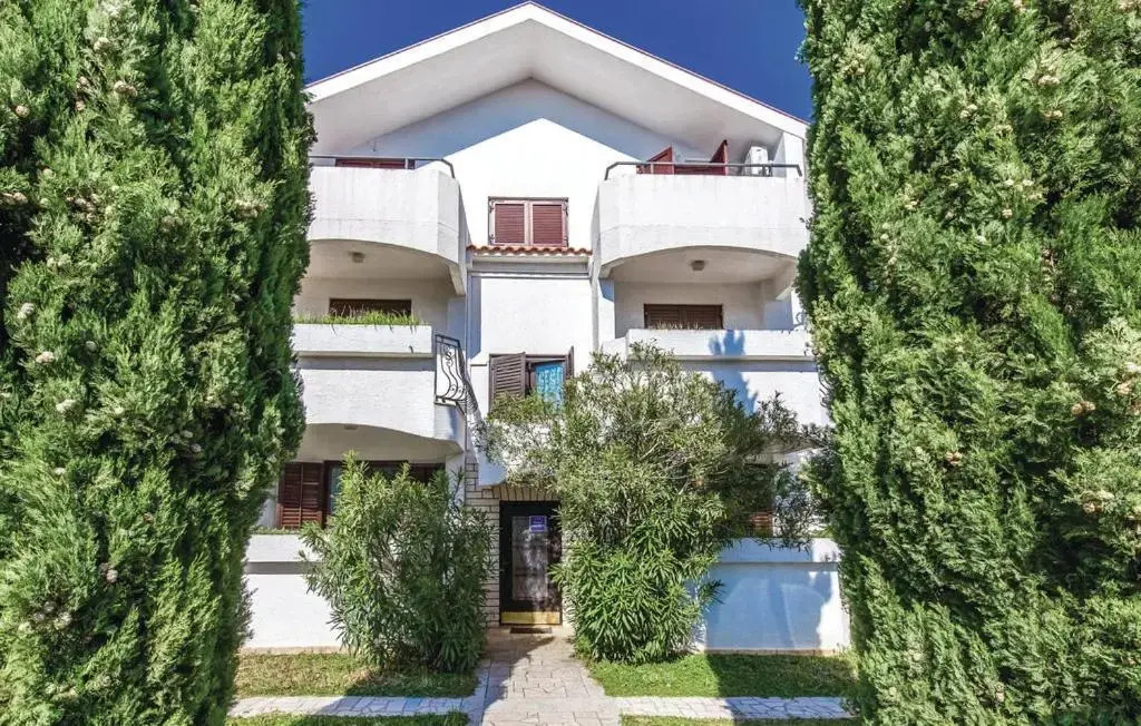 Three-Bedroom Apartment Jadranovo with an Outdoor Swimming Pool 08