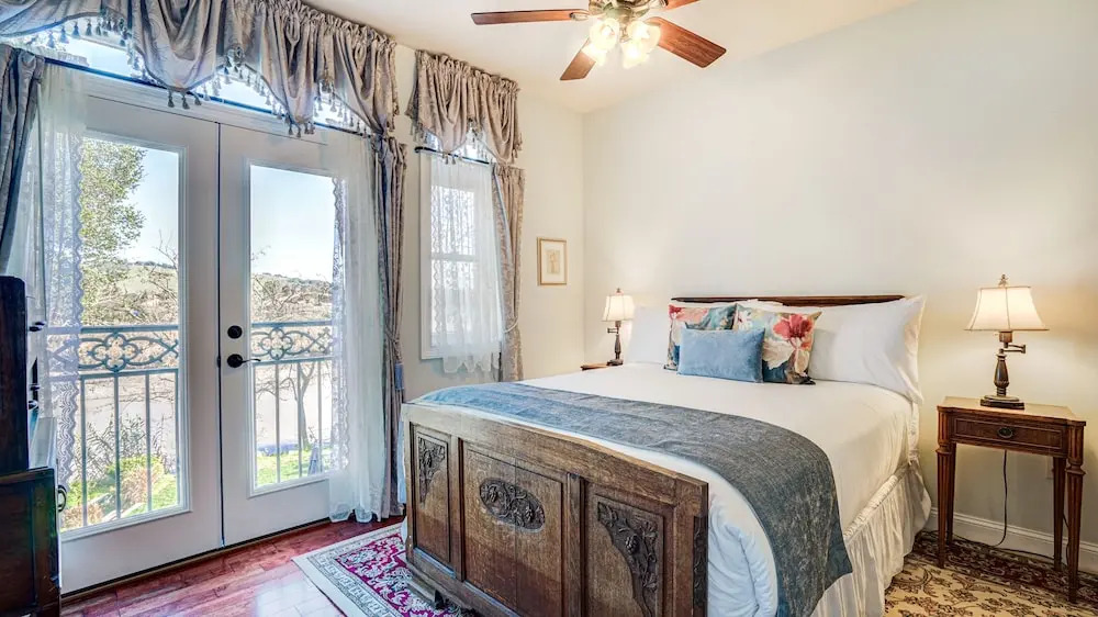 The River Belle Inn