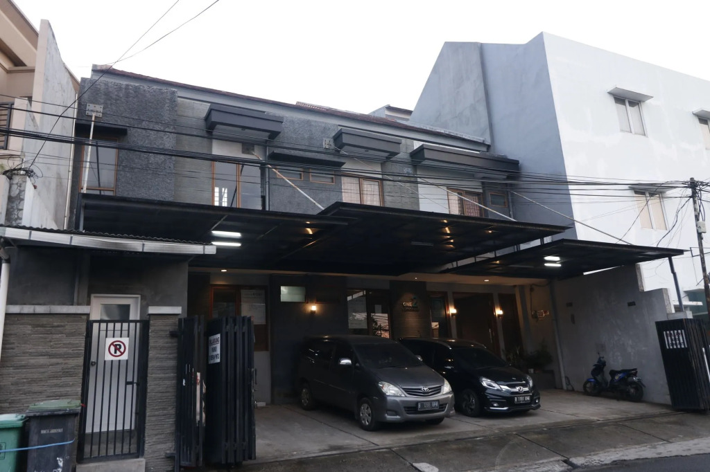 RedDoorz Plus near RS Harapan Kita