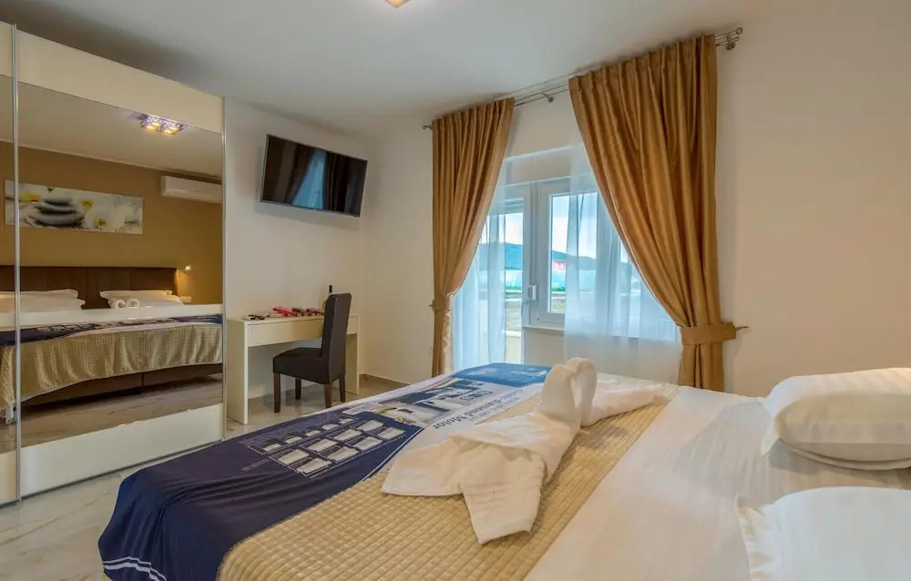 Nice home in Dubrava kod Sibenika w/ Outdoor swimming pool, WiFi and 5 Bedrooms
