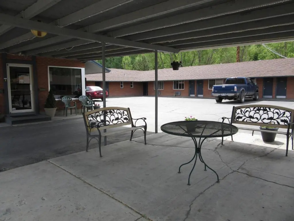 Lava Spa Motel & RV