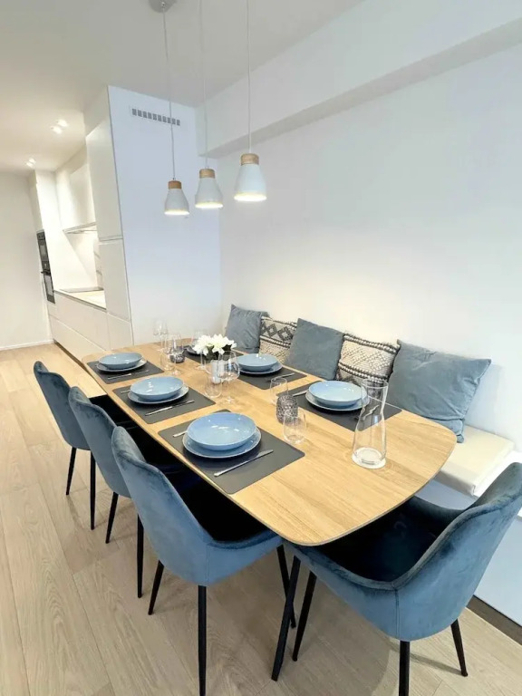 Spacious Bright Apartment Steps From the Beach i
