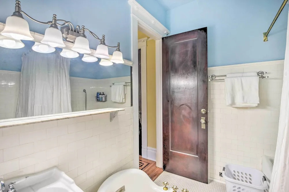 Historic Crescent City Studio - Lakefront w/ Dock!