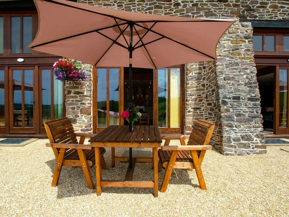 Beautiful 1 Bedroom Apartment in Tiverton for Couples with Hot Tub