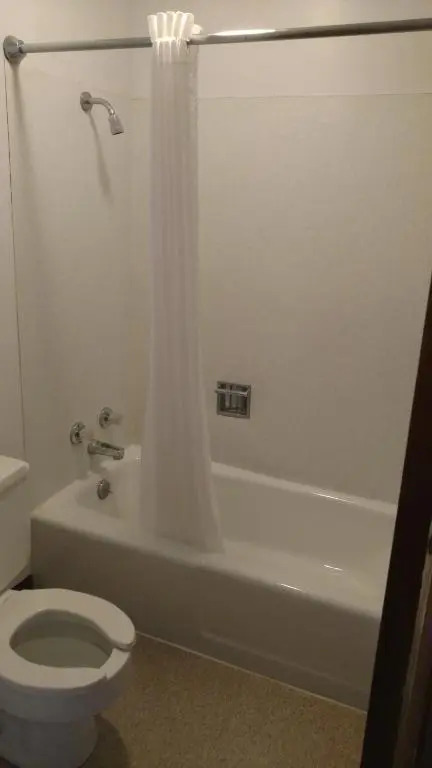First Inn By OYO Quinter Hwy 70