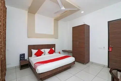 OYO Flagship 15448 Green plaza Sector 10