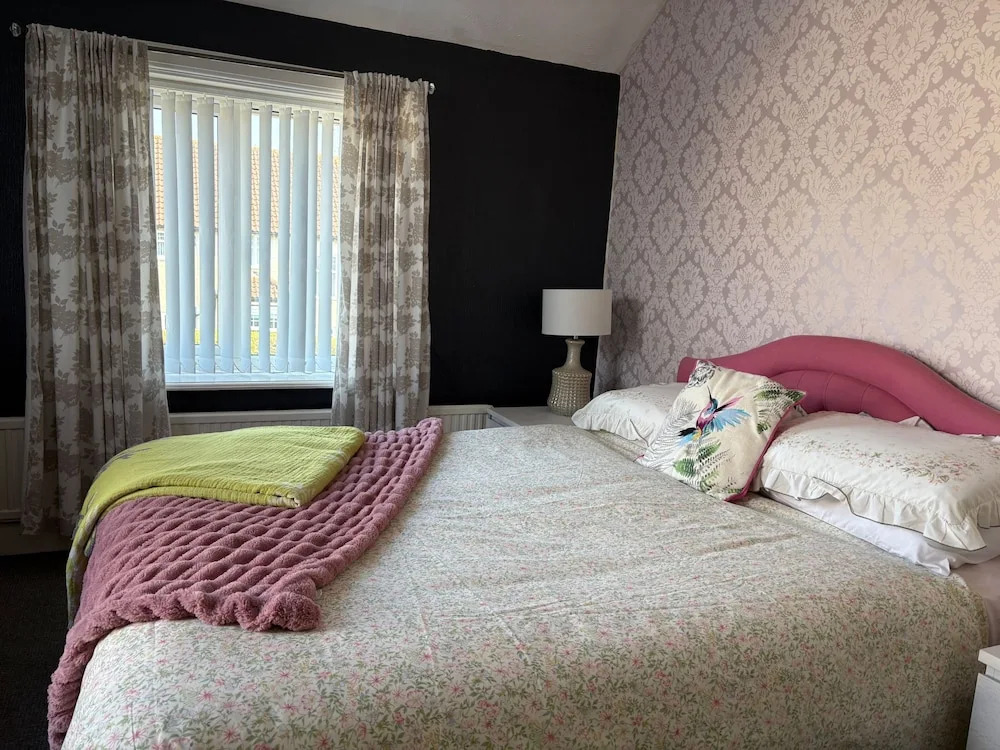 5 Bed Villa - Sleeps 10 - Pets - Garden - Parking