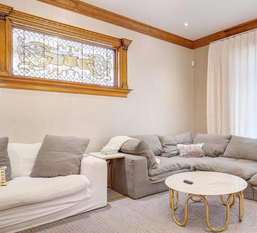 Stunning Modern Home, Prime Location Sleeps 15