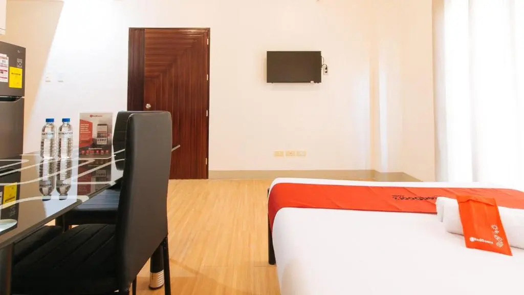 RedDoorz Plus @ IMU1 Suites Paranaque