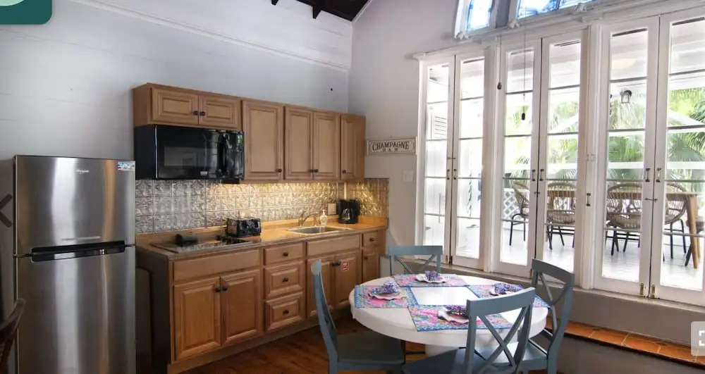 New Coastal Rose - Bright Loft With High Ceilings
