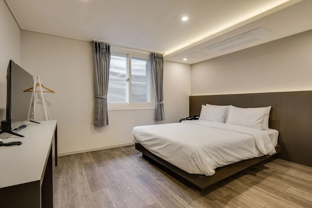 Two H Hotel