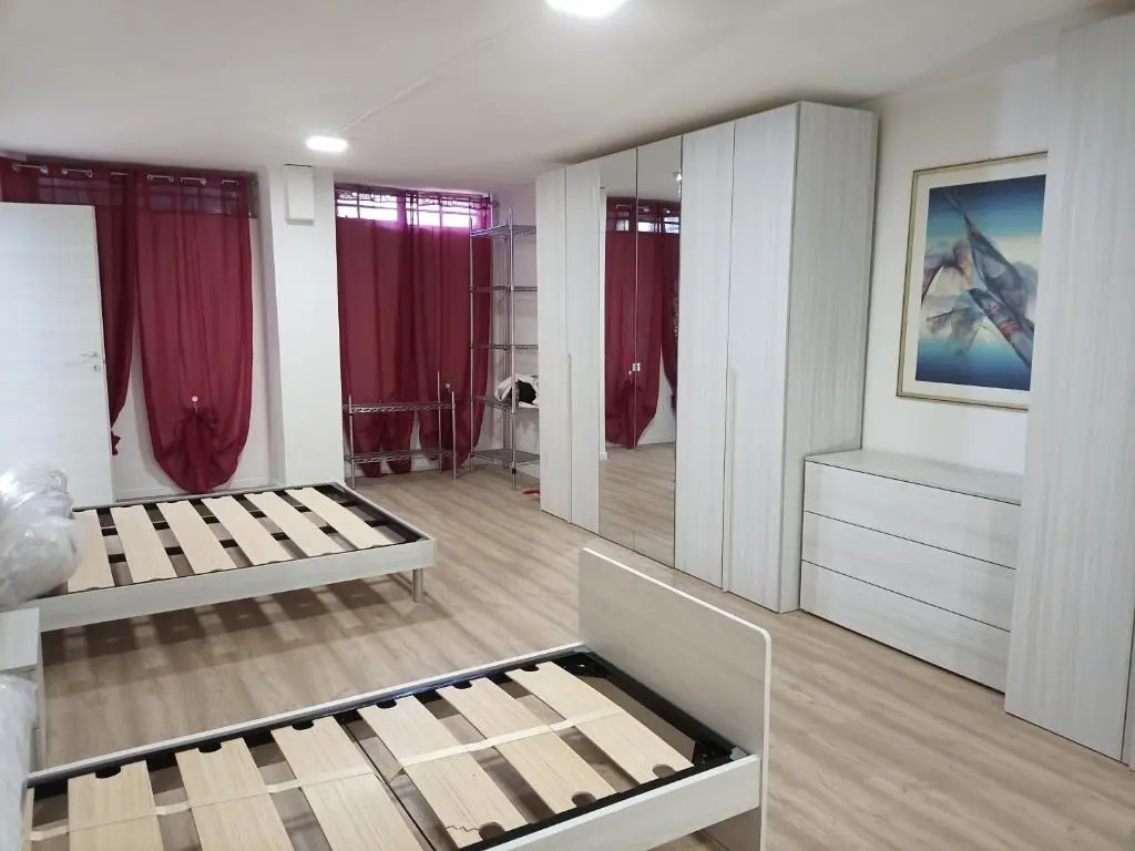 Ampia camera con bagno privato seminterrato a 80 metri dal lago