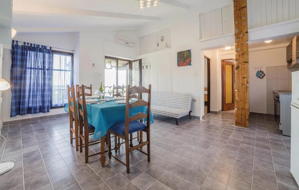 Awesome Home in Tar With Wifi and 3 Bedrooms