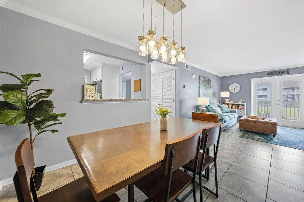 Cozy Condo Near Baseball Fields and Zoo- Pool Tennis Courts Pickleball