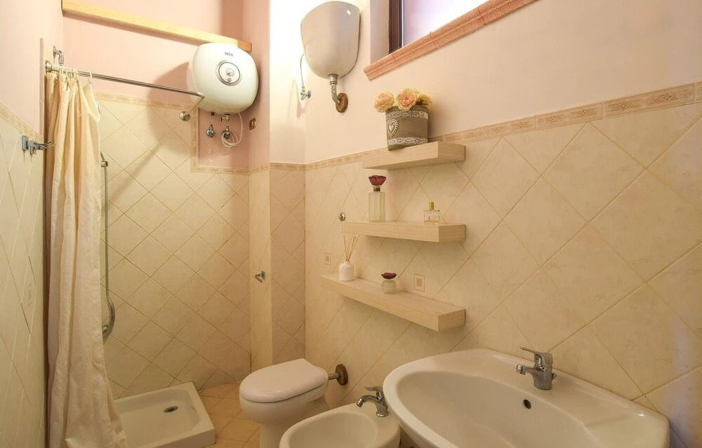 Stunning Home in Motta San Giovanni With Wifi and 4 Bedrooms