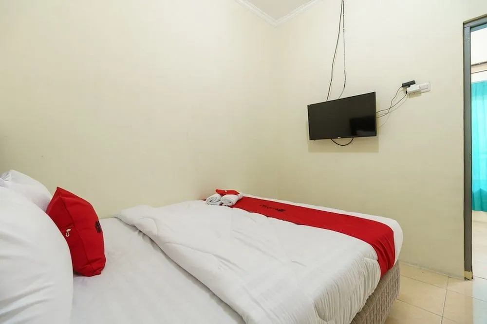 RedDoorz Syariah near RS Mitra Keluarga Depok