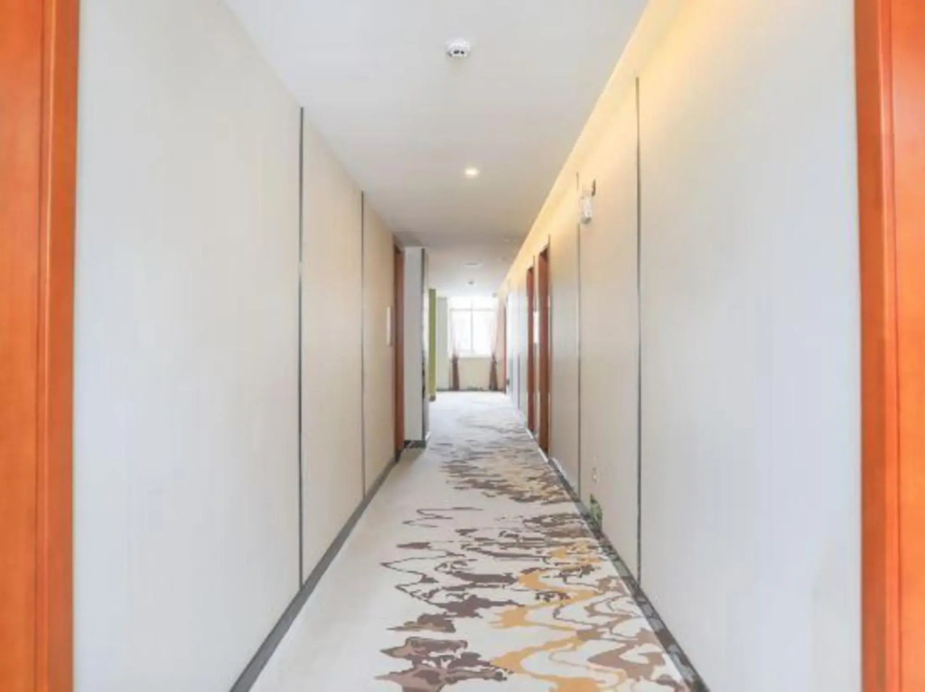 A hotel qujing brahman