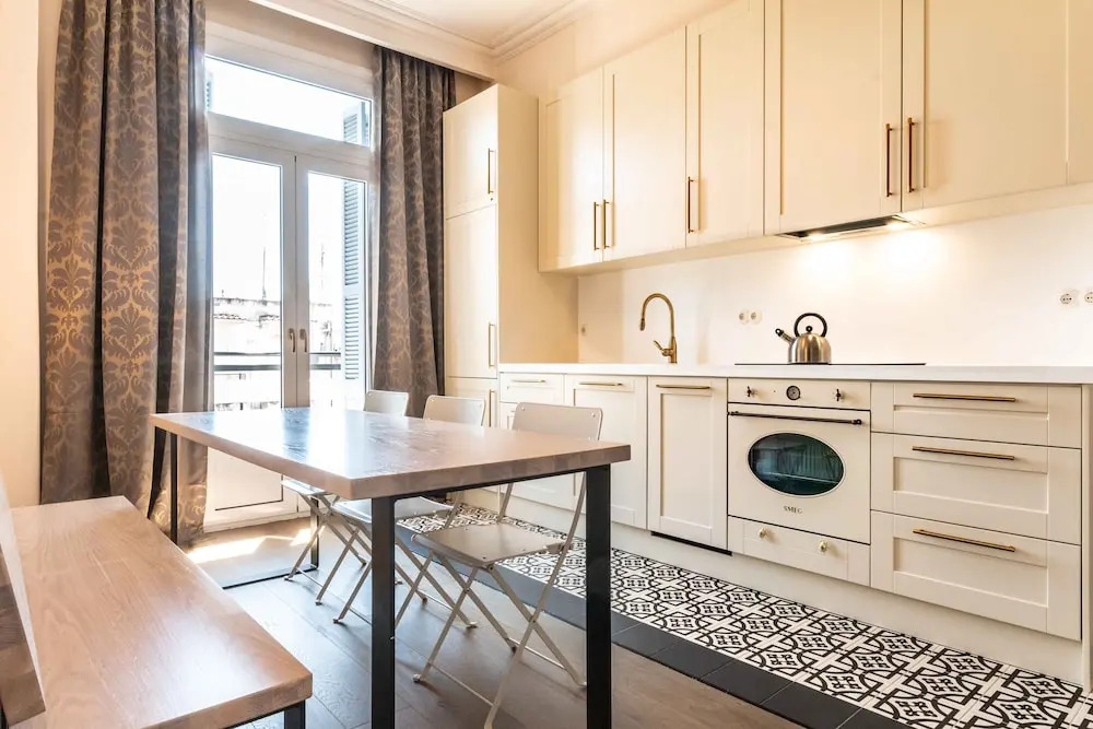 halu! Stylish & Bright Centre Home