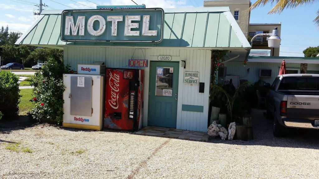 Royal Hawaiian Motel/Botel