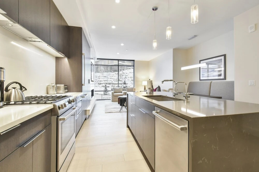 2 Bedroom Lift - Modern & Ski-in, Ski-out Condo by Redawning