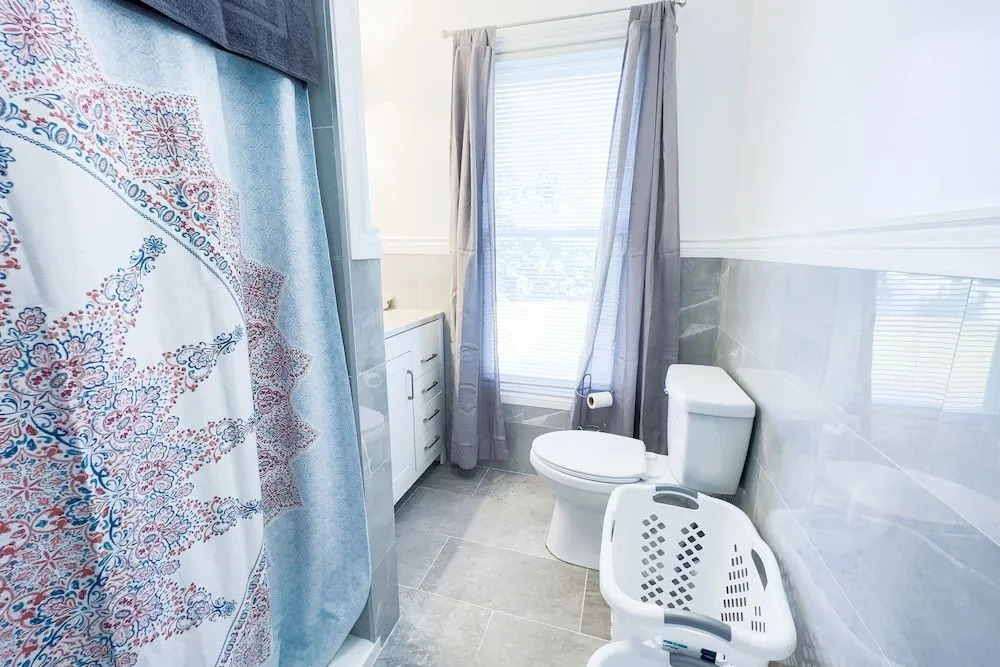 Group Friendly 6BR Near Aquarium & Niagara Falls