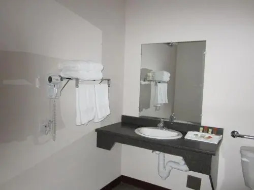 Royal Oak Inn and Suites & RV Park