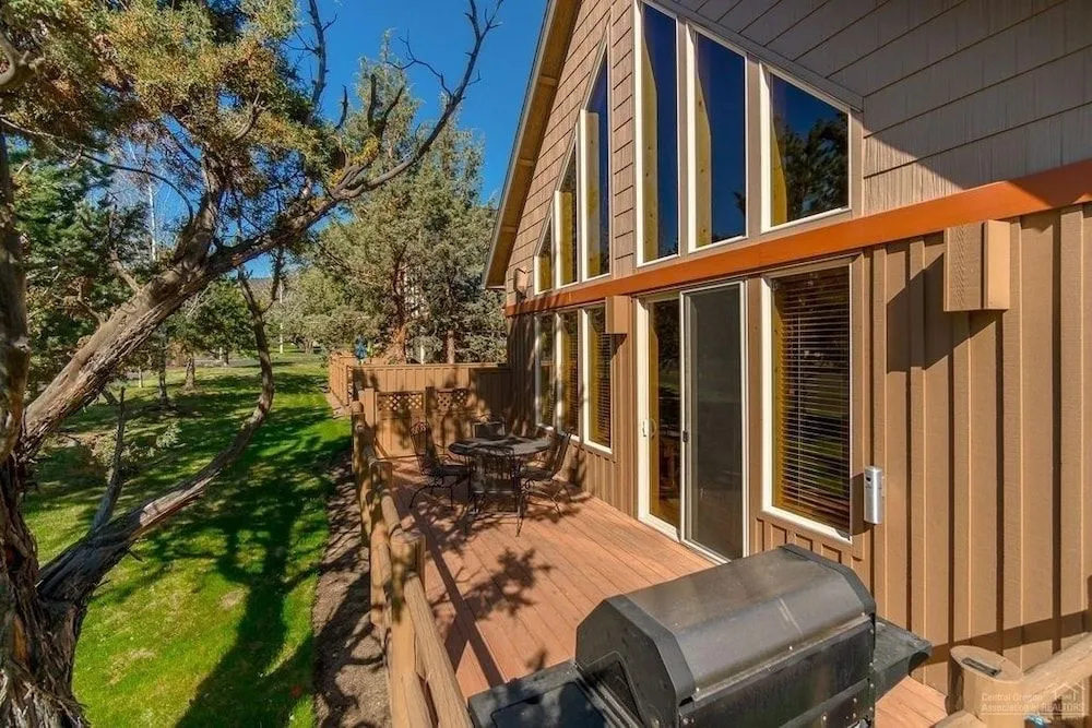 Forest Ridge 2 Bedroom Home by RedAwning