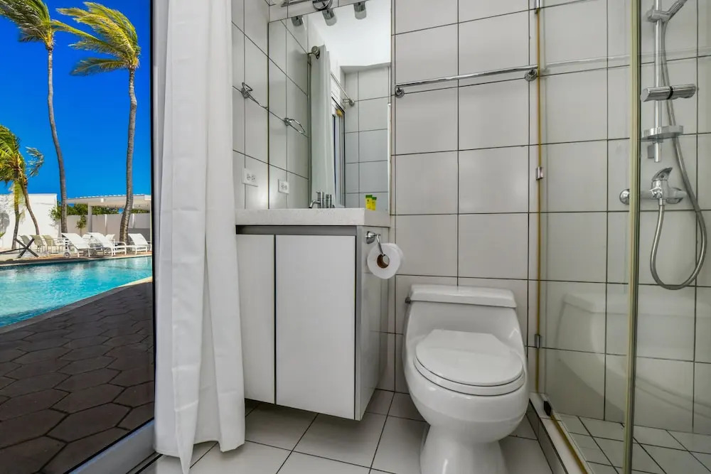 Ocean Front 7-bedroom 7-bath Sunset Views Malmok!