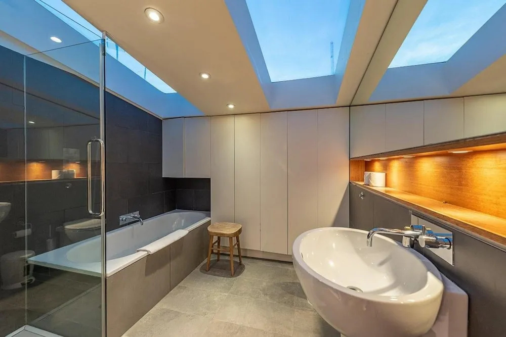 Classy 5BR Roof Terraced Fully AC Kensington House