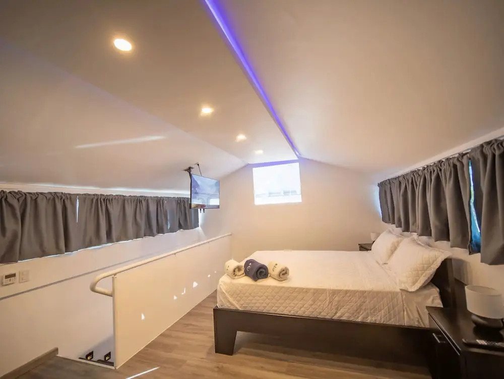 3BR Luxury Penthouse, 300m From Beach!