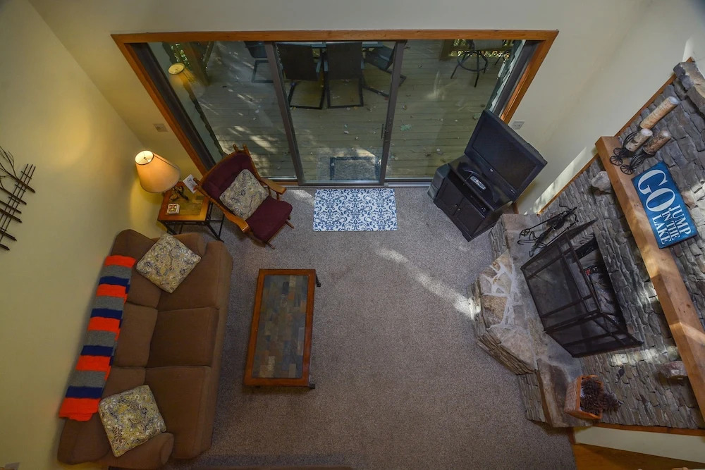 Lake Shore Retreat 5 Bedroom House