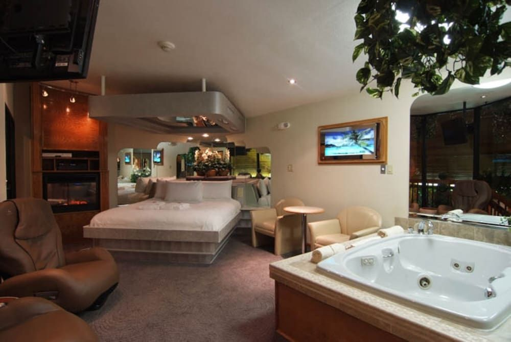 Sybaris Pool Suites Indianapolis