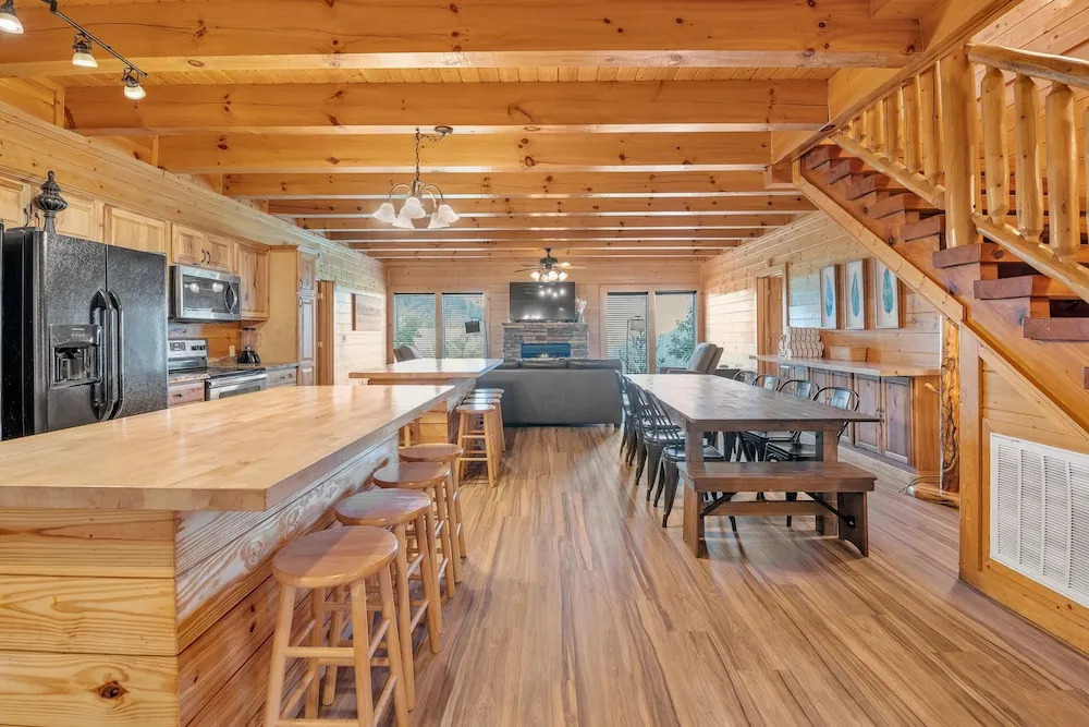 Cabin w/ Theater, Games & Hot Tub! Sleeps 30!