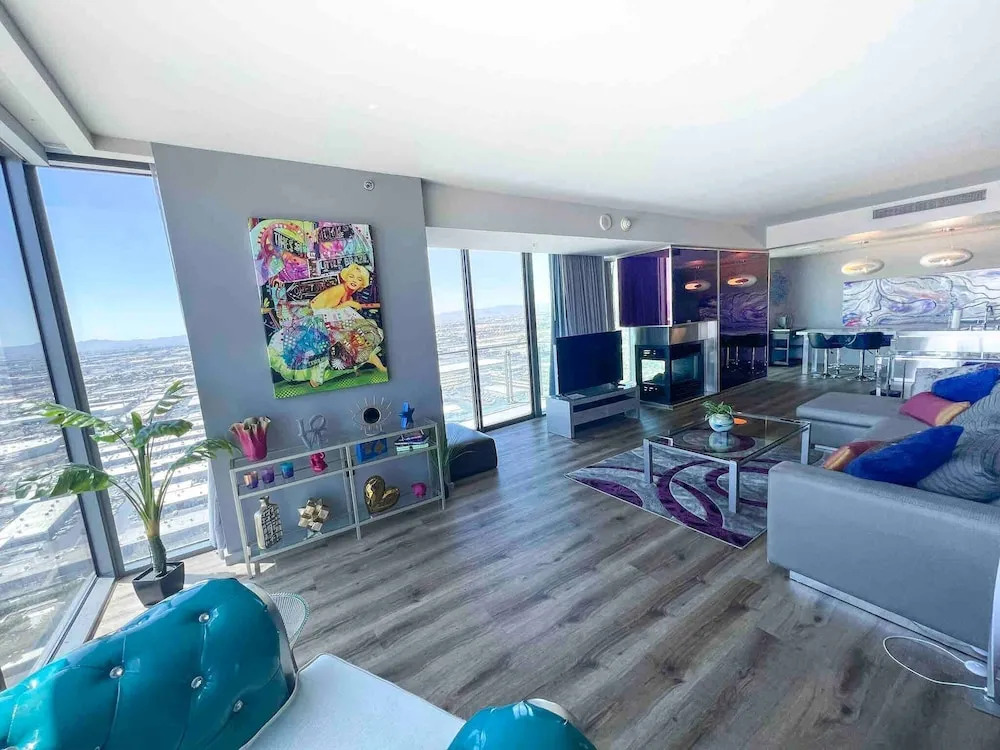 Panoramic Strip Views Open Balcony Free Parking High Floor Sleeps 4