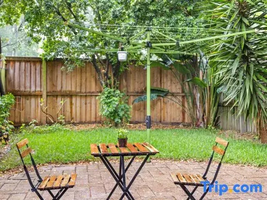 Kensington Double Room - Central & Affordable - Shared Bathroom & Kitchen