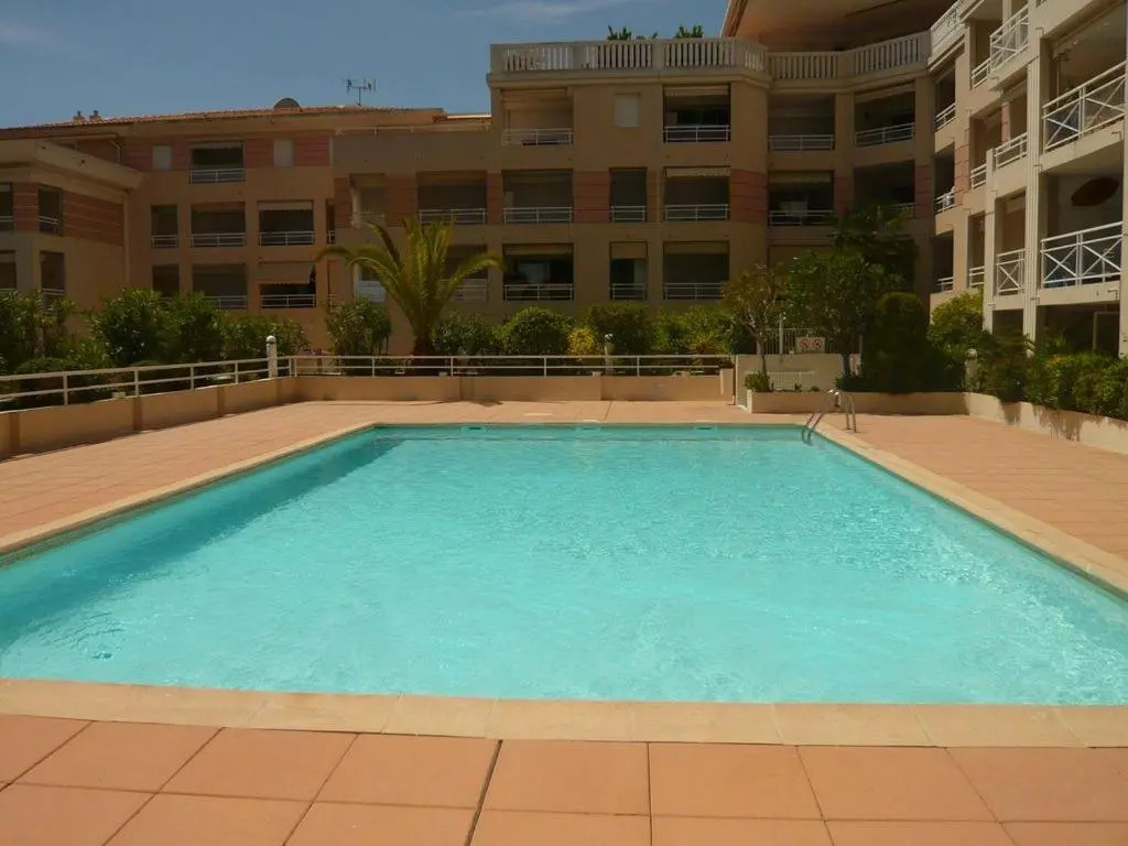 Charmant 2P Vue Mer face au Port de Golfe Juan