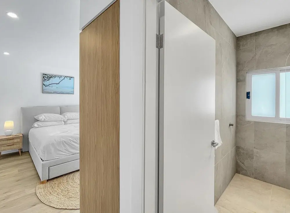 Modern 4-bed Townhouse With Water Views