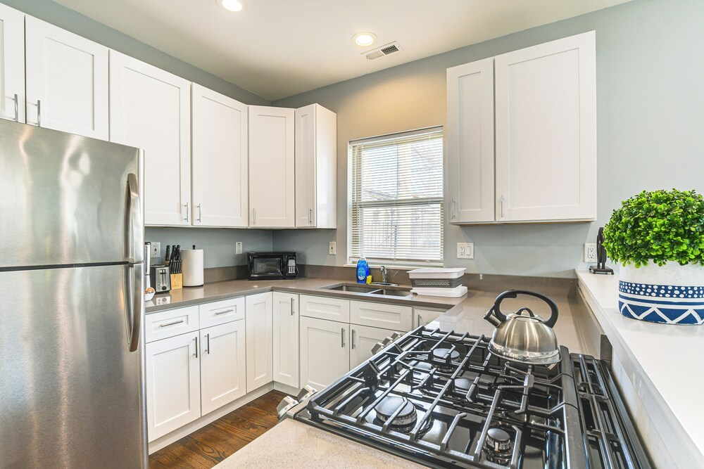 Walk to Blue Line: Sleek Apartment in Bucktown!